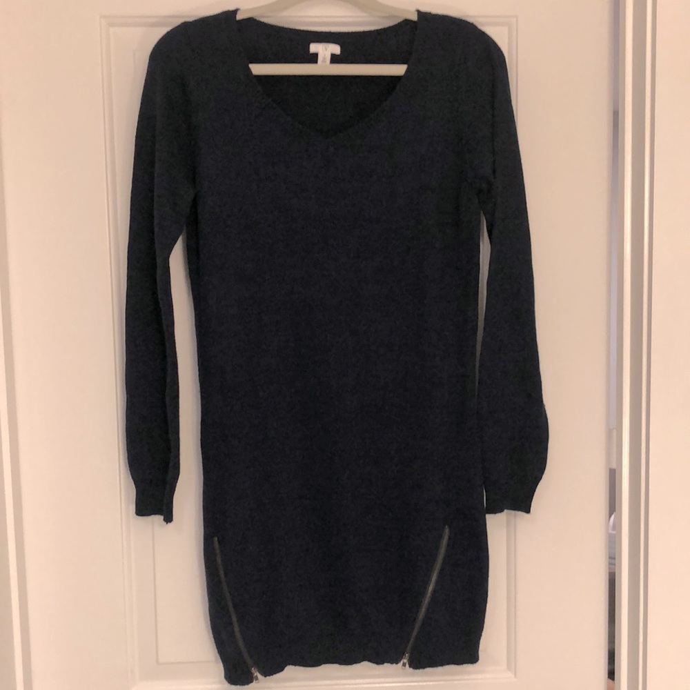 Nordstrom BP navy and black sweater tunic with front zippers